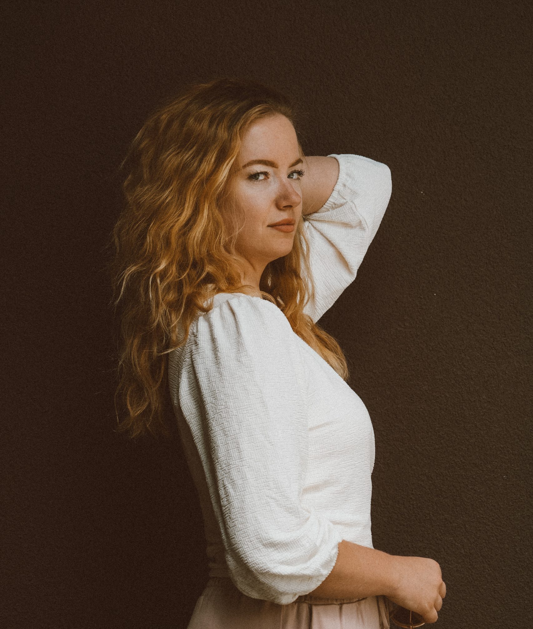 Porträt von einer blonden jungen Frau