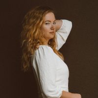 Porträt von einer blonden jungen Frau